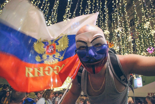А вот так вчера ночью Москва отмечала выход нашей сборной в 1/4 финала ЧМ (впервые в истории нашей страны)!! Основные гуляния по традиции прошли на Никольской улице, ставшей неофициальной фан-зоной для болельщиков! А как отмечали победу в вашем городе)