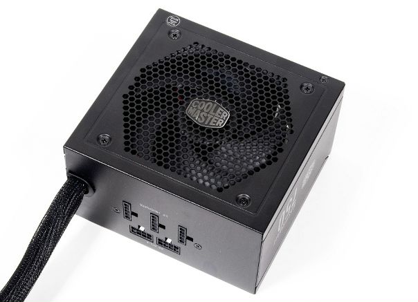 Cooler Master MasterWatt 750W — среднебюджетный блок питания с хорошими показателями стабильности напряжений на линиях питания и полным соответствием заявленному стандарту КПД. Подробный обзор